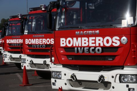 Empresa demanda a Bomberos de Chile por US$6 millones acusando "multas indebidas": Se habrían demorado más de 500 días en entregar carros bomba