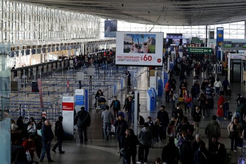 Huelga en el Aeropuerto de Santiago: Sindicato de Nuevo Pudahuel rechaza acuerdo e inicia movilización