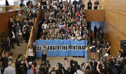 En plenas escaleras: Festival de San Sebastián alojó protesta del cine argentino contra políticas de Milei hacia la industria