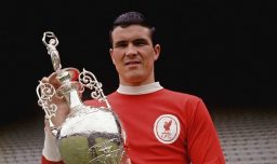 Era conocido como "el coloso": Muere a los 86 años Ron Yeats, leyenda del Liverpool