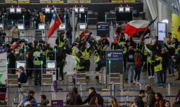 Reajuste en sueldos y colación: Las demandas de la huelga en el Aeropuerto Pudahuel que comenzó hoy y extendería por 30 días