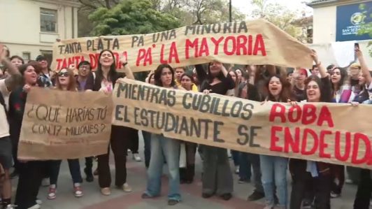 Alumnos de la Universidad San Sebastián protestaron por millonario sueldo de Marcela Cubillos