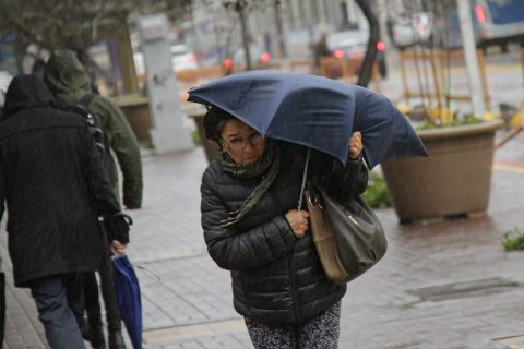 Emiten alerta meteorológica para 3 regiones por posibles vientos fuertes