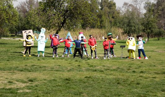 "Reciclar es la Cumbia": Grupo Red lanza canción por el reciclaje desde un helipuerto y junto a una veintena de corporeos chilenos