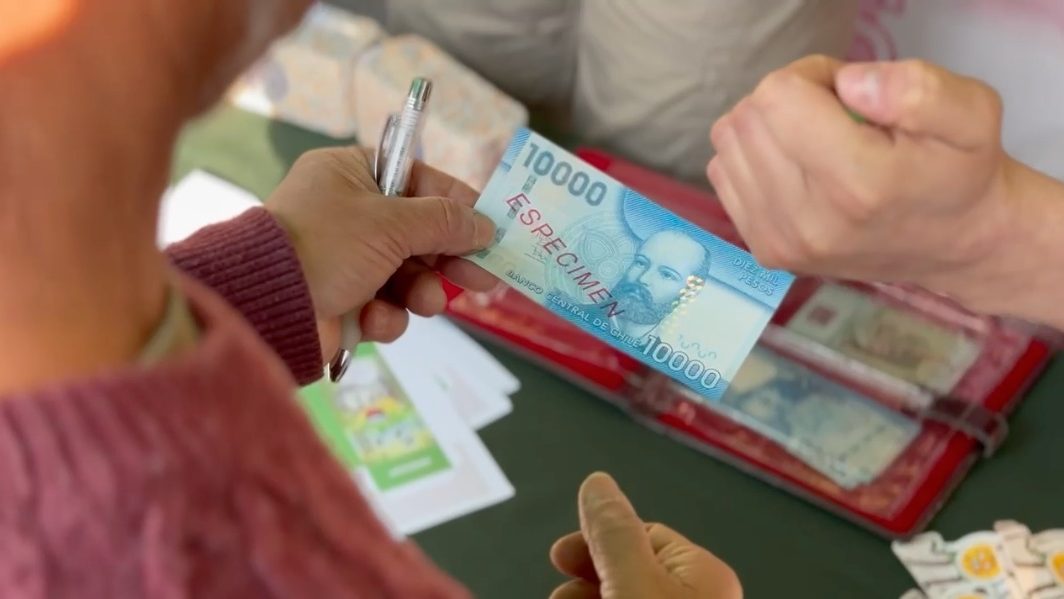 Ad portas de las Fiestas Patrias: Lanzan campaña para identificar billetes falsos/Carabineros