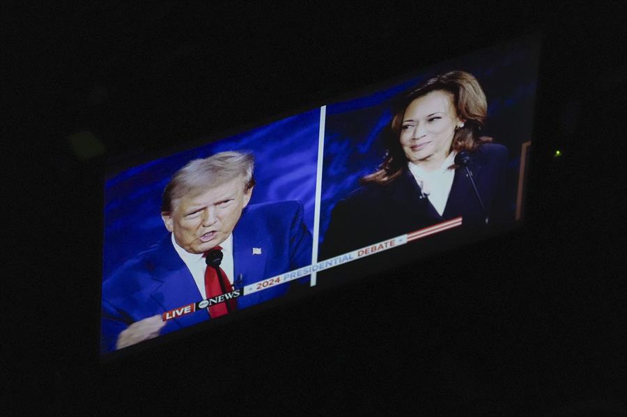 Foto de un monitor fuera del escenario durante el debate presidencial entre Donald Trump y Kamala Harris, el 10 de septiembre de 2024. EFE/EPA/Demetrius Freeman / POOL