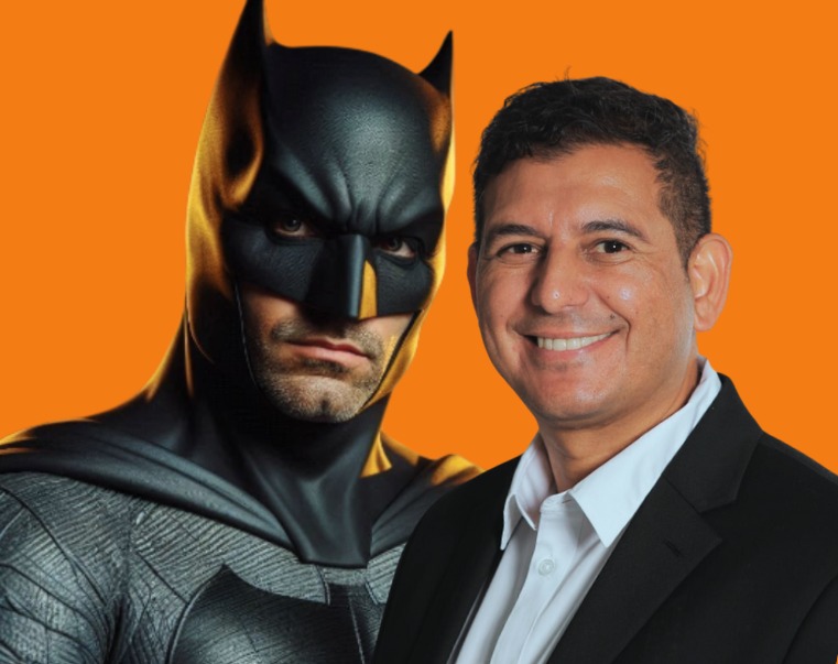 En busca del "bativoto": La insólita foto de campaña de un candidato a alcalde en Chile junto a Batman