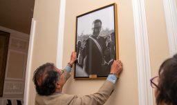 Colombia rinde homenaje a Salvador Allende: Colgó en sede presidencial inédita fotografía del exmandatario