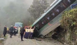 Accidente de bus en Machu Picchu dejó más de 30 turistas heridos: Tres chilenas se mantienen en estado reservado