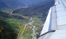 Esta pista de aeropuerto es tan compleja que sólo 50 pilotos están capacitados para aterrizar en ella