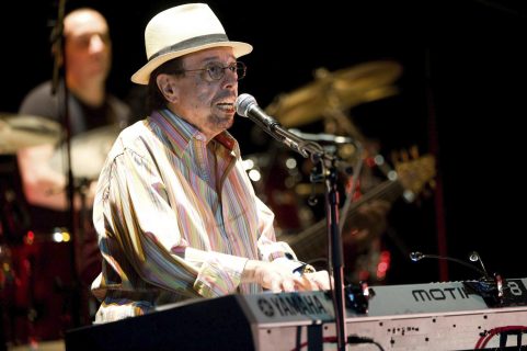 Sérgio Mendes, el cantautor brasileño pionero de la bossa nova, murió a los 83 años por COVID prolongado