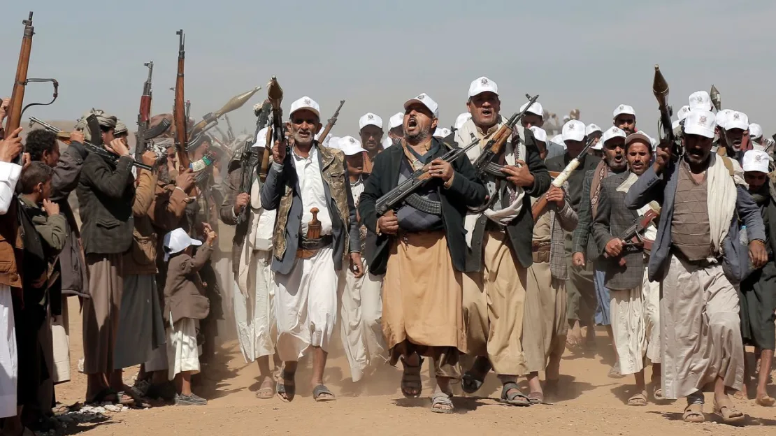 Combatientes hutíes marchan durante un mitin en las afueras de Saná, Yemen, el lunes 22 de enero. AP