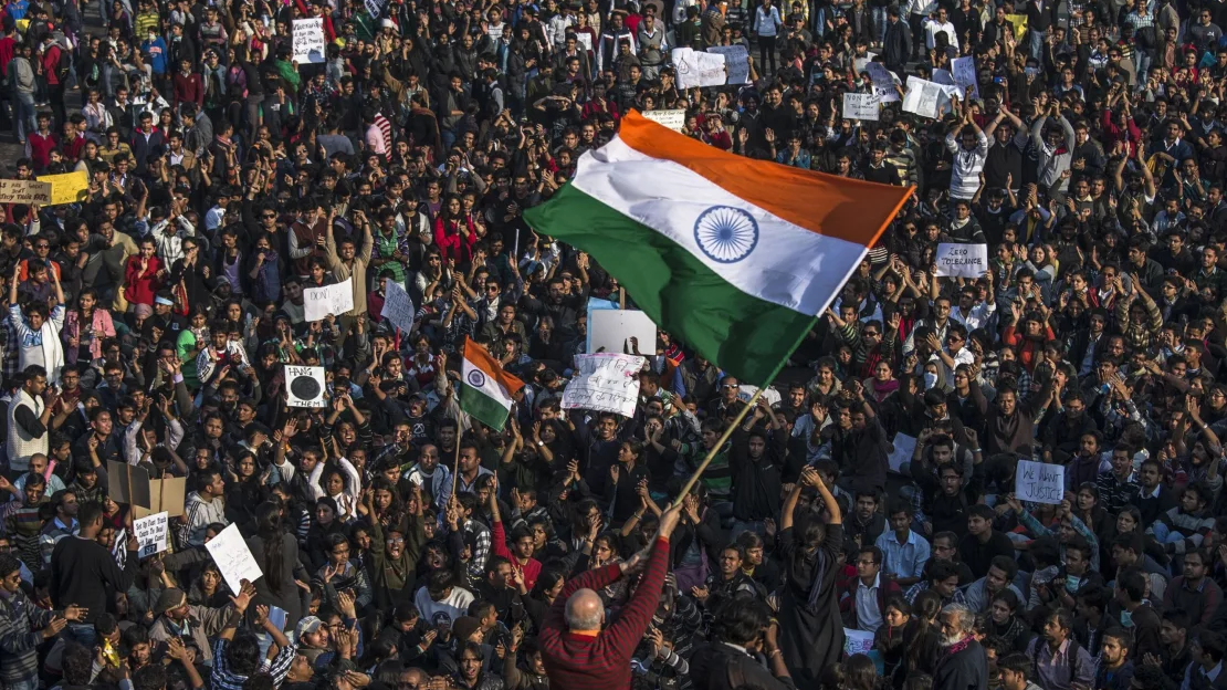 22 de diciembre de 2012: Miles de estudiantes se concentran frente al Palacio Presidencial en Nueva Delhi tras la brutal violación y asesinato de una joven de 23 años que pasó a ser conocida como "Nirbhaya". Crédito: Daniel Berehulak/Getty Images