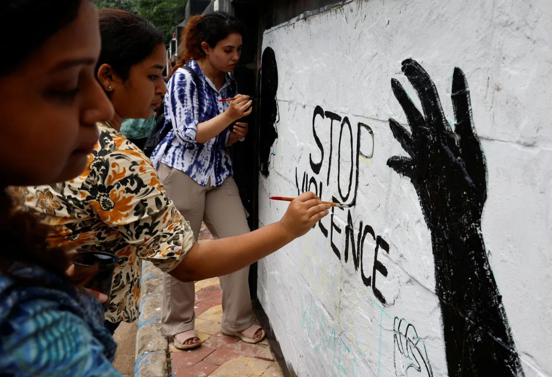 19 de agosto: Médicos pintan lemas en el interior del Colegio Médico y Hospital de Calcuta exigiendo el fin de la violencia tras la violación de su compañera el 9 de agosto de 2024. Crédito: Sahiba Chawdhary/Reuters