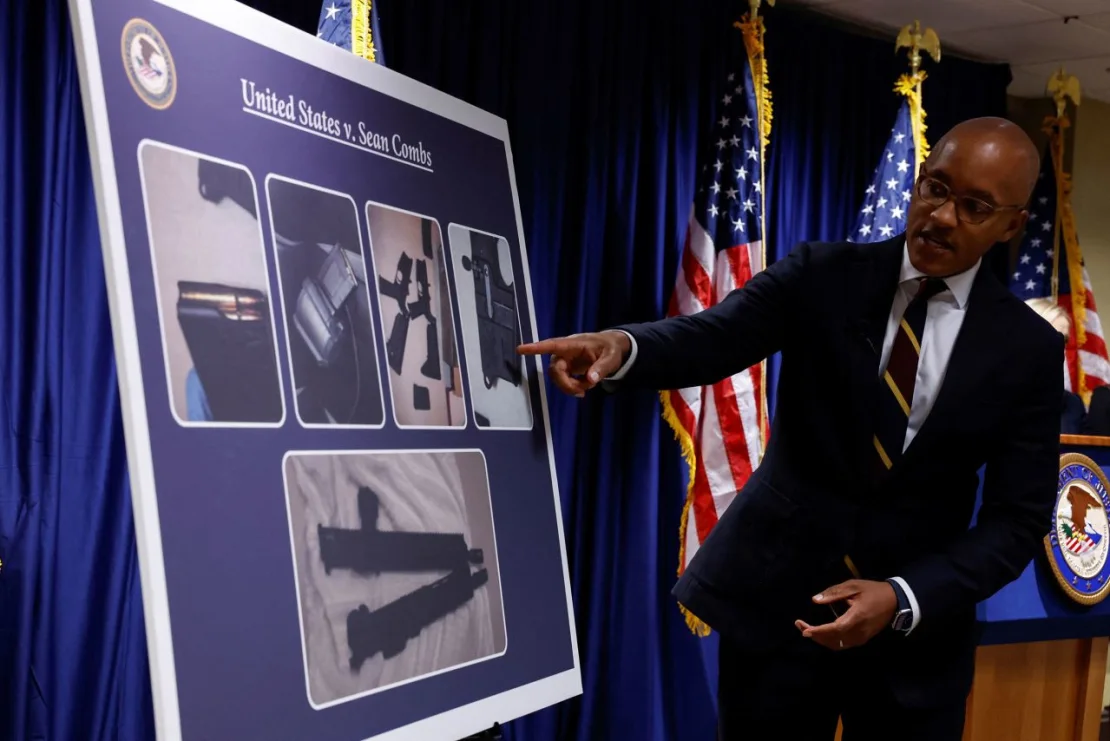 El fiscal del distrito sur de Nueva York, Damian Williams, señala un cartel durante una rueda de prensa celebrada este martes en Nueva York. Shannon Stapleton/Reuters