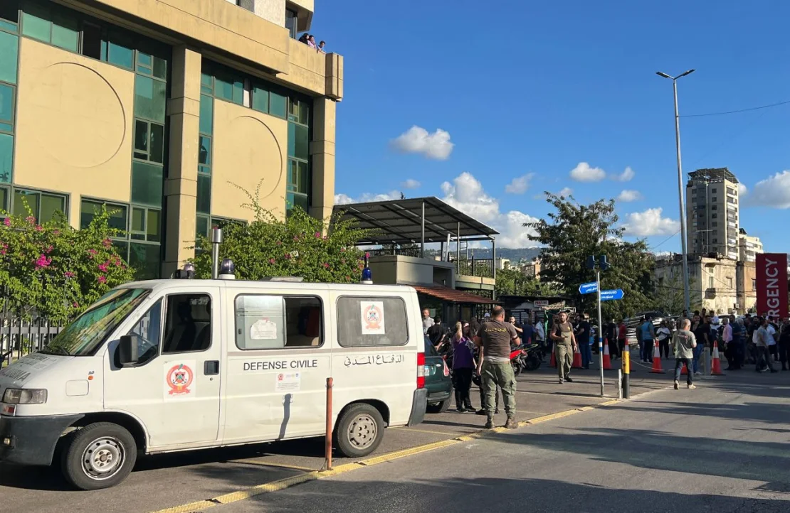 Varias personas se reúnen frente al hospital de Monte Líbano mientras más de 1.000 personas, incluidos combatientes de Hezbollah y médicos, resultaron heridas el martes al explotar en todo el Líbano los buscapersonas que utilizan para comunicarse. Emilie Madi/Reuters