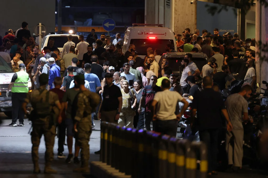 Varias personas se reúnen a la entrada del Centro Médico de la Universidad Americana de Beirut, el 17 de septiembre de 2024, tras las explosiones registradas en varios bastiones de Hezbollah en Líbano, en medio de las tensiones transfronterizas con Israel AFP via Getty Images