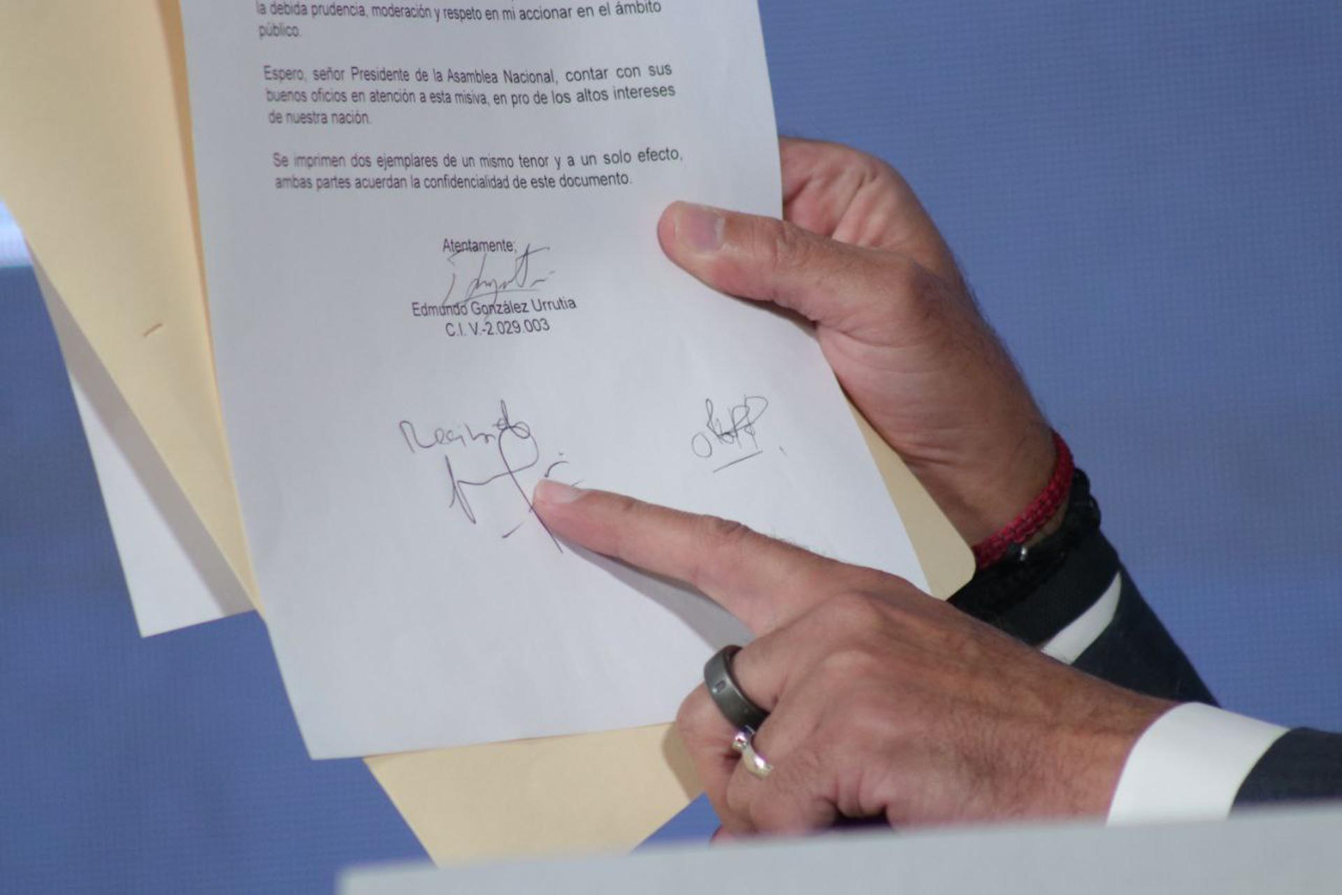 Fotografía cedida por la oficina de prensa de la Asamblea Nacional donde se observa al presidente del organismo, Jorge Rodriguez, señalando un documento durante una rueda de prensa, este miércoles en Caracas (Venezuela). El presidente de la Asamblea Nacional (AN, Parlamento) de Venezuela, Jorge Rodríguez, mostró este miércoles una "carta firmada" por el abanderado de la oposición mayoritaria, Edmundo González Urrutia, en la que dice acatar la decisión del Tribunal Supremo de Justicia (TSJ) de validar el controvertido triunfo de Nicolás Maduro en las elecciones del 28 de julio. EFE/ Asamblea Nacional