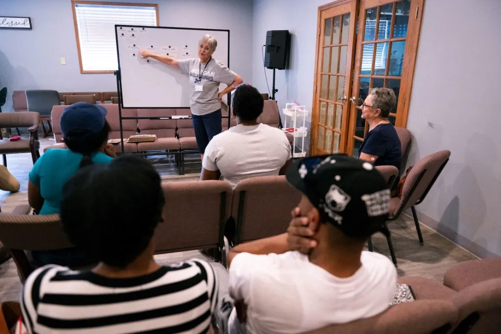 La profesora voluntaria Hope Kaufman dirige a estudiantes haitianos durante una clase de inglés en el Centro de Ayuda y Apoyo a la Comunidad Haitiana de Springfield, Ohio, el 13 de septiembre de 2024. (Crédito: Roberto Schmidt/AFP/Getty Images)