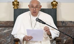 Papa Francisco se compromete a erradicar la “lacra” del abuso sexual clerical en la Iglesia católica