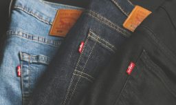 Jeans-gate: Incautan 111 pantalones de bodega de Hites en Quilicura tras denuncia de Levi's por productos falsos