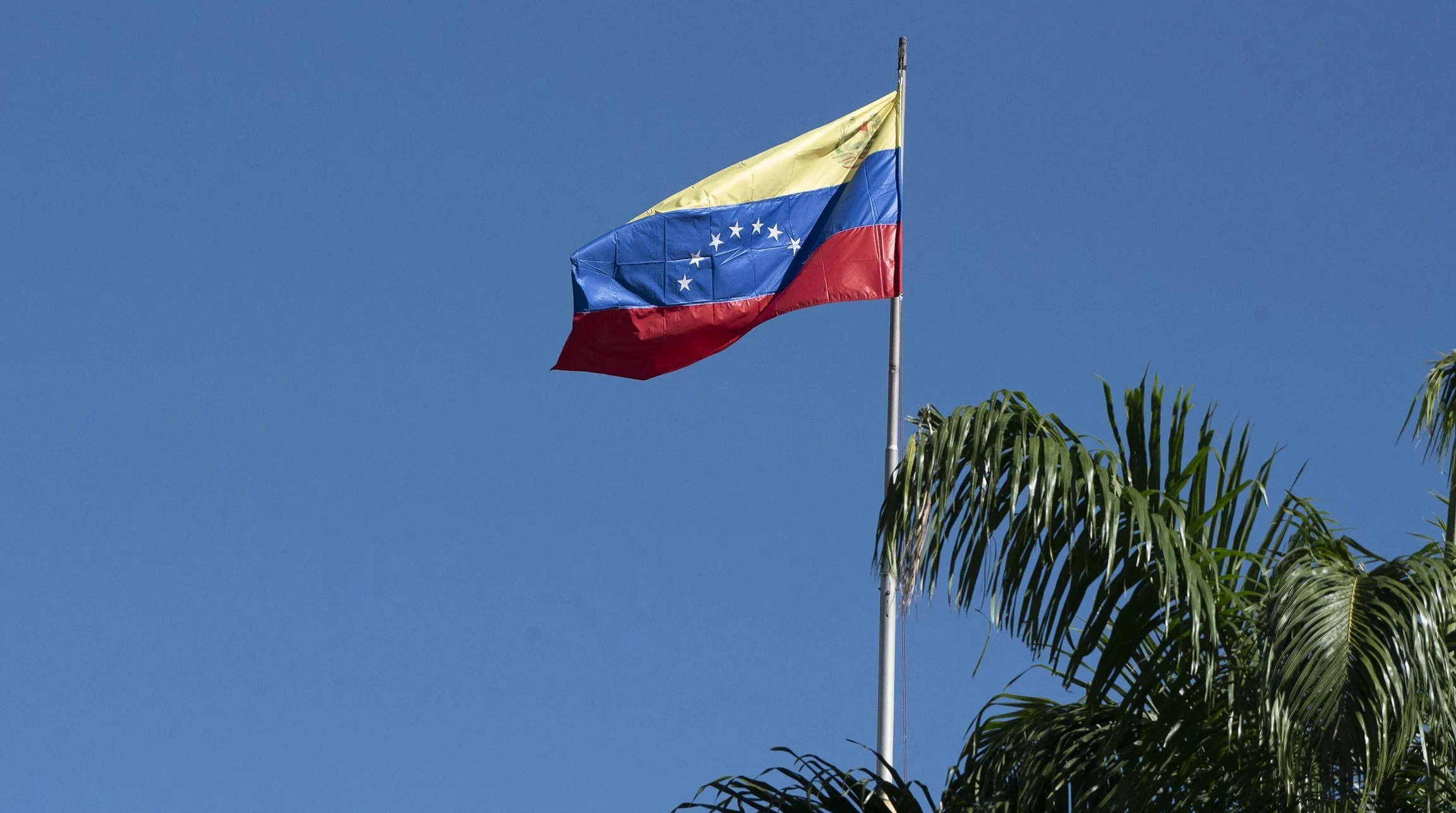 La bandera de Venezuela ondea sobre el edificio de la Asamblea Nacional en Caracas, Venezuela. Crédito: Carlos Becerra/Bloomberg/Getty Images