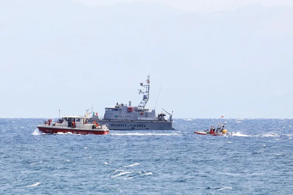 Los equipos de emergencia buscan víctimas después de que el barco desapareciera frente a la costa de Sicilia el 19 de agosto. (Crédito: Alberto Lo Bianco/LaPresse/AP).