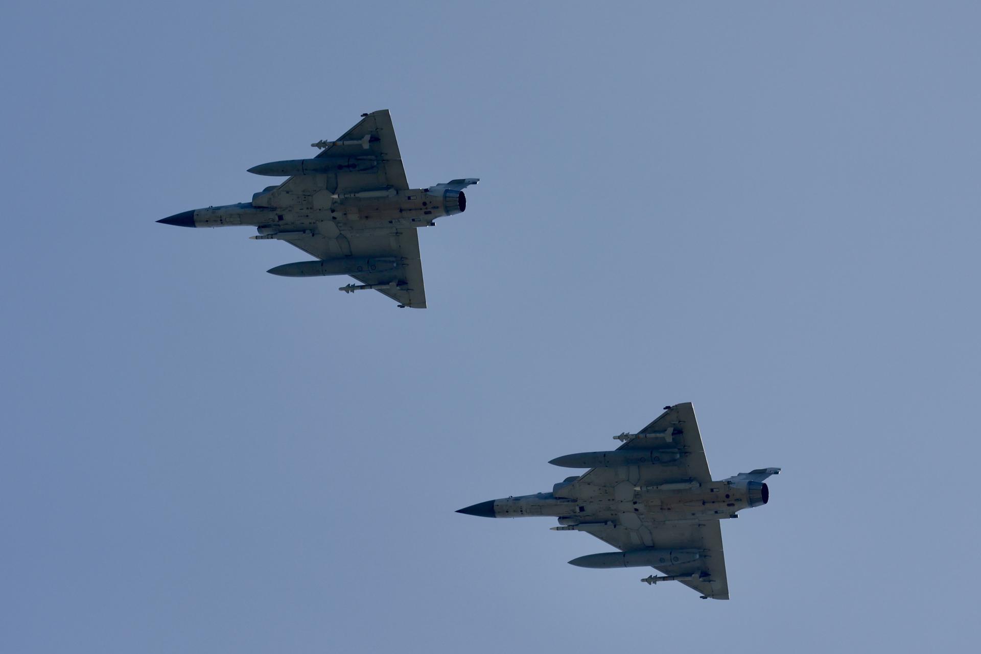 Aviones de combate Mirage 2000 de la Fuerza Aérea de Taiwán maniobran en el cielo sobre la base aérea de Hsinchu, Taiwán, el 14 de octubre de 2024. EFE/EPA/RITCHIE B. TONGO