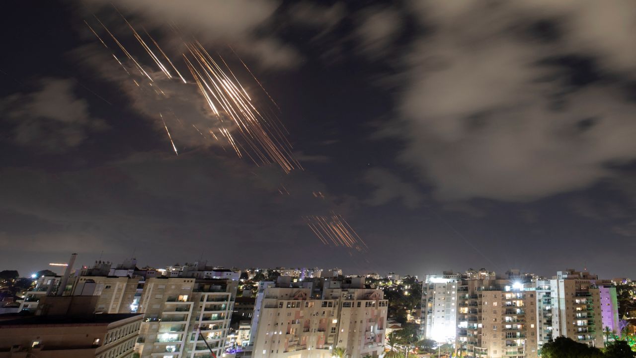 El sistema antimisiles Cúpula de Hierro de Israel intercepta cohetes, visto desde Ashkelon. Amir Cohen/Reuters