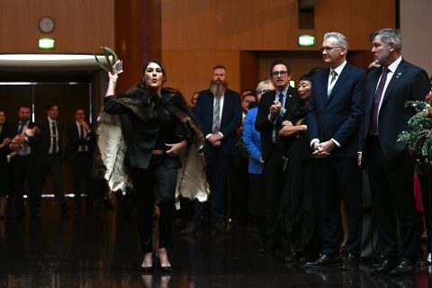 “No eres nuestro rey, devuélvenos lo que nos robaste”: Senadora aborigen increpa al rey Carlos III en visita a Australia