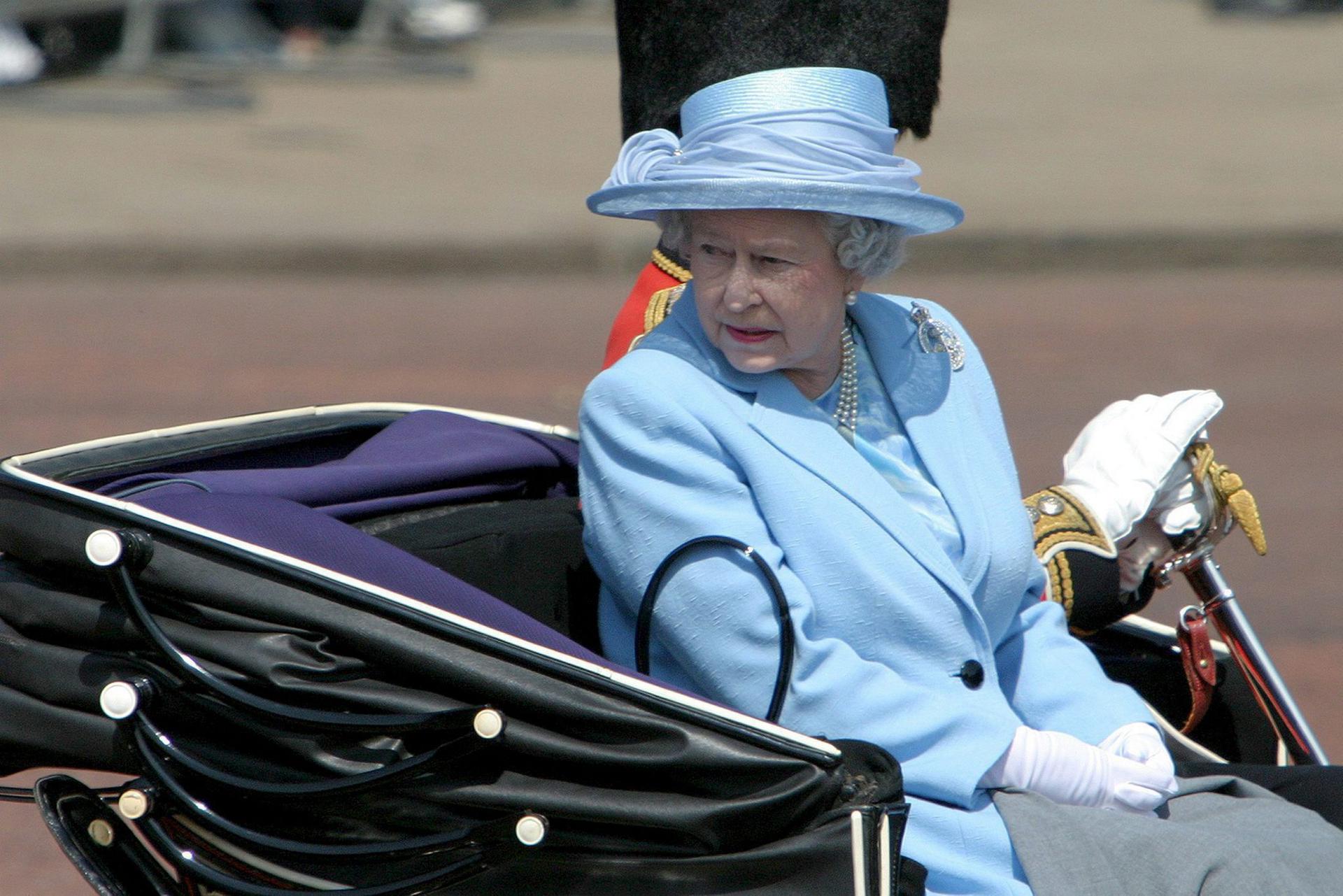 Fotografía de archivo de la Reina Isabel II de Inglaterra mirando hacia atrás desde su carruaje camino al Desfile del Cumpleaños de la Reina en Londres, hoy sábado 11 de junio. EFE/Tom Hevezi