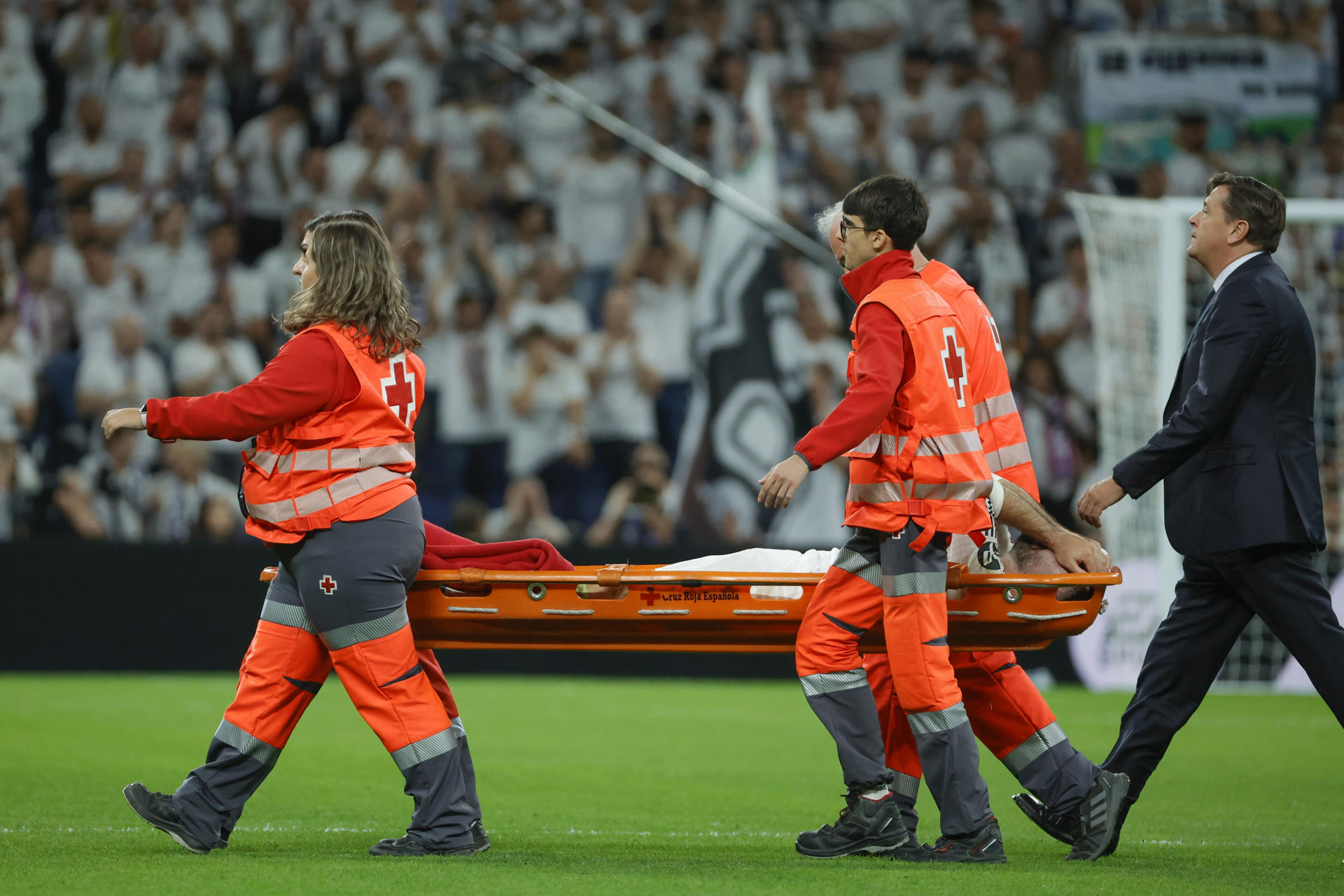 El defensa del Real Madrid Dani Carvajal se lesiona durante el partido de la jornada 9 de Liga que disputaron Real Madrid y Villarreal CF en el estadio Santiago Bernabéu. EFE/Zipi Aragón