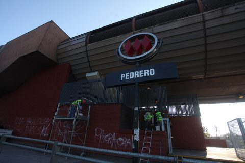 Metro informe cierre parcial de Estación Pedrero por arengazo de Colo Colo