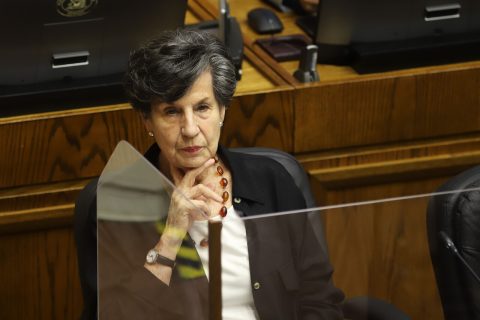 Senadora Allende evita responder preguntas directas de la prensa por fallida compra de casa de Salvador Allende