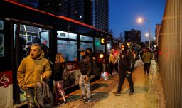 La Pintana y Puente Alto son las comunas con más usuarios que inician viajes en transporte público de madrugada