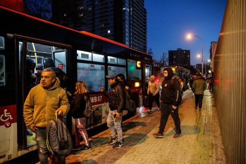 La Pintana y Puente Alto son las comunas con más usuarios que inician viajes en transporte público de madrugada