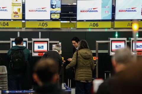 Amplio operativo en Aeropuerto de Santiago tras aviso de bomba: Pasajero escuchó a otro decir que “haría volar” la aeronave