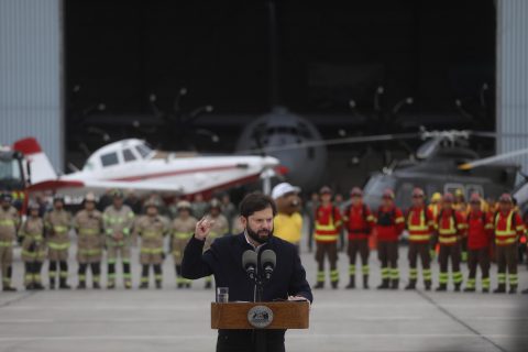 Boric presenta plan para control de incendios forestales: Aumento histórico de presupuesto, panel de expertos y detección con IA