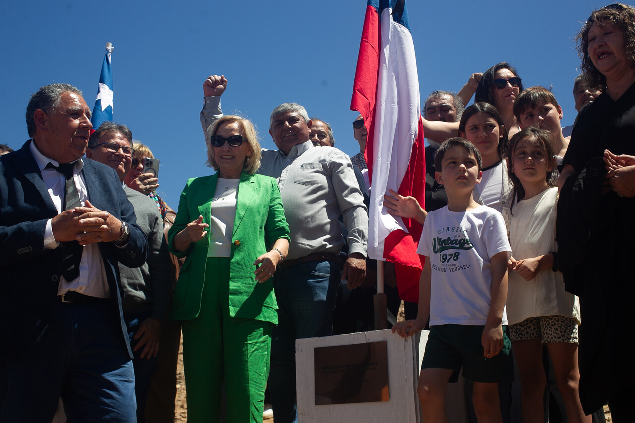 Cecilia Morel junto a mineros durante la conmemoración del aniversario décimo cuarto del rescate de los 33 mineros desde la Mina San José en donde además se instaló la bandera N°34 en honor al fallecido expresidente Sebastián Piñera/Agencia Uno