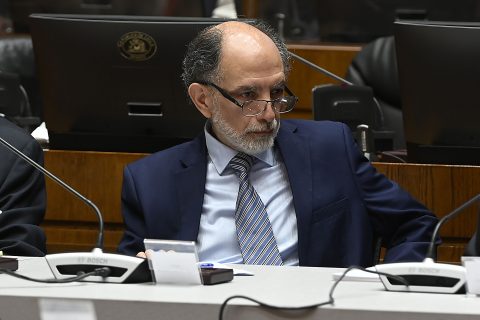 Agrupaciones de DDHH ingresan recurso de protección por actuar "arbitrario e ilegal" en destitución de Sergio Muñoz