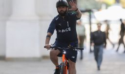 Con polera de Universidad Católica y en bicicleta: Así llegó el presidente Boric este martes a La Moneda