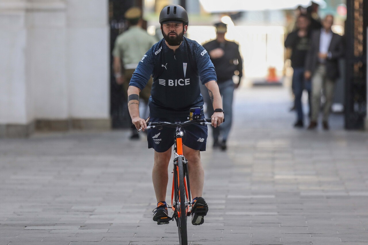 Con polera de Universidad Católica y en bicicleta: Así llegó el presidente Boric este martes a La Moneda/Agencia Uno