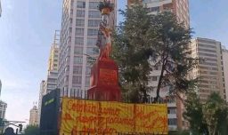 “El colonialismo es despojo”: Atacan estatua de Isabel la Católica en Bolivia en rechazo al “Día de la raza”