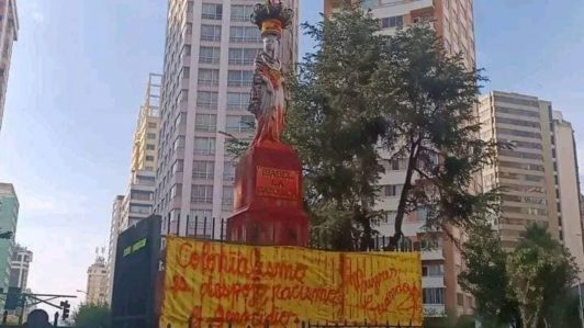 “El colonialismo es despojo”: Atacan estatua de Isabel la Católica en Bolivia en rechazo al “Día de la raza”