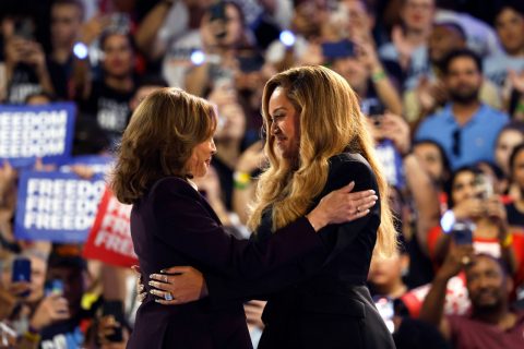 Beyoncé acompañó a Kamala Harris en acto de campaña: "Es hora de cantar una nueva canción"