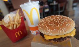 Acciones de McDonald’s se desploman tras mortal brote de E. coli: Compañía defiende que sus alimentos son seguros