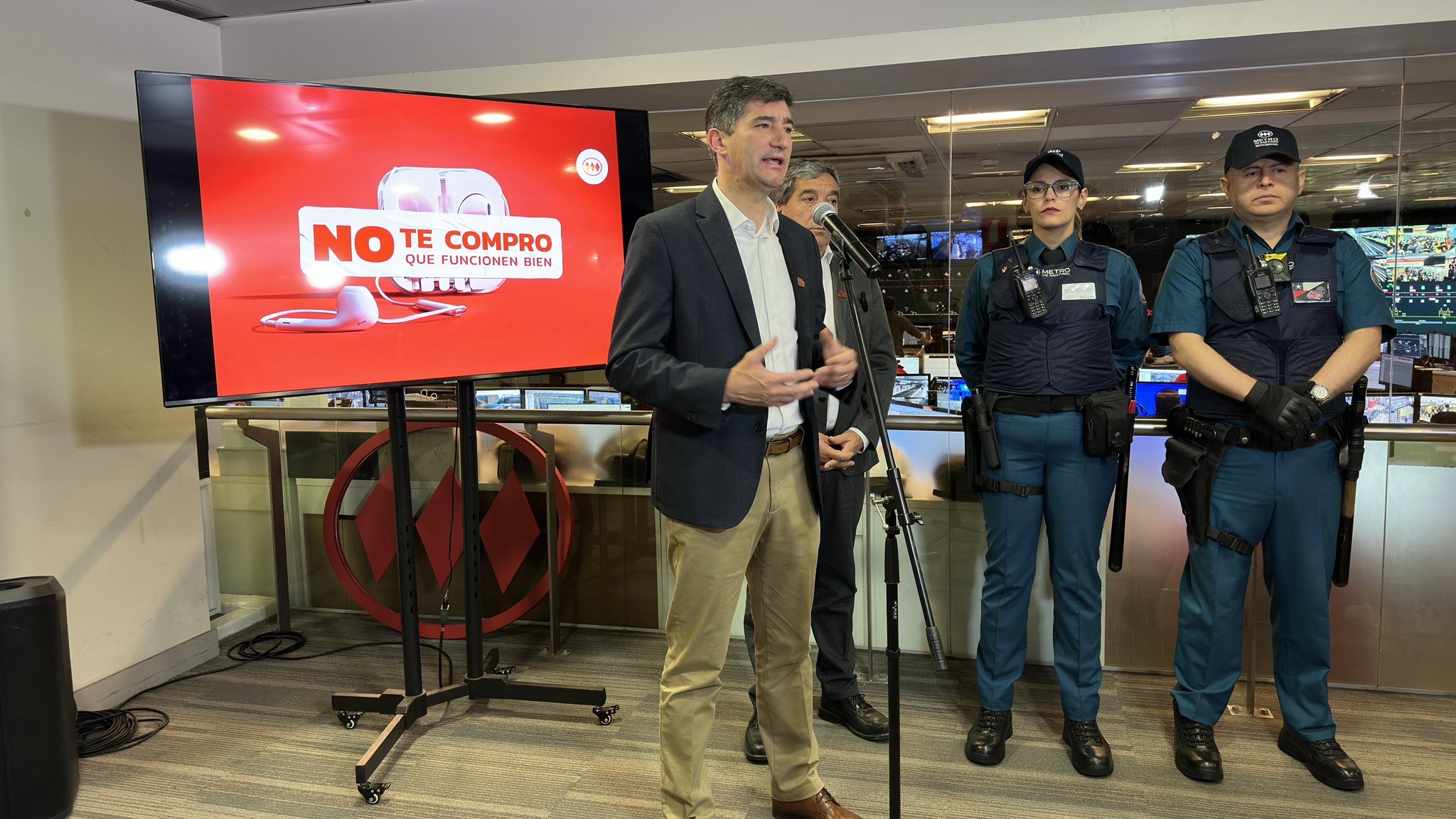 Lanzan campaña contra el comercio ambulante en el Metro/@metrodesantiago