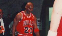 Subastarán camiseta usada por Michael Jordan en histórico campeonato de 1997: ¿Cuánto costaría?