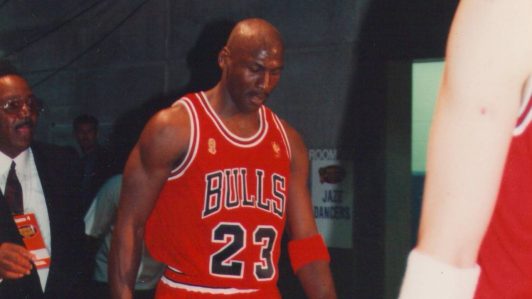 Subastarán camiseta usada por Michael Jordan en histórico campeonato de 1997: ¿Cuánto costaría?