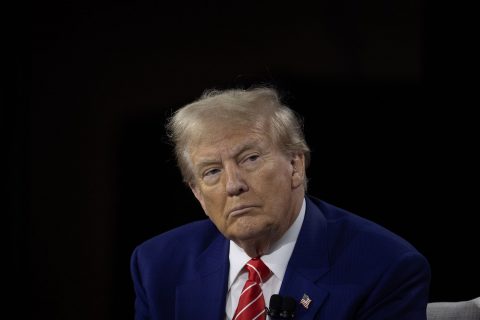 Trump dice que cualquier hispano, afroamericano o judío que vote a Kamala Harris debería “examinarse la cabeza”